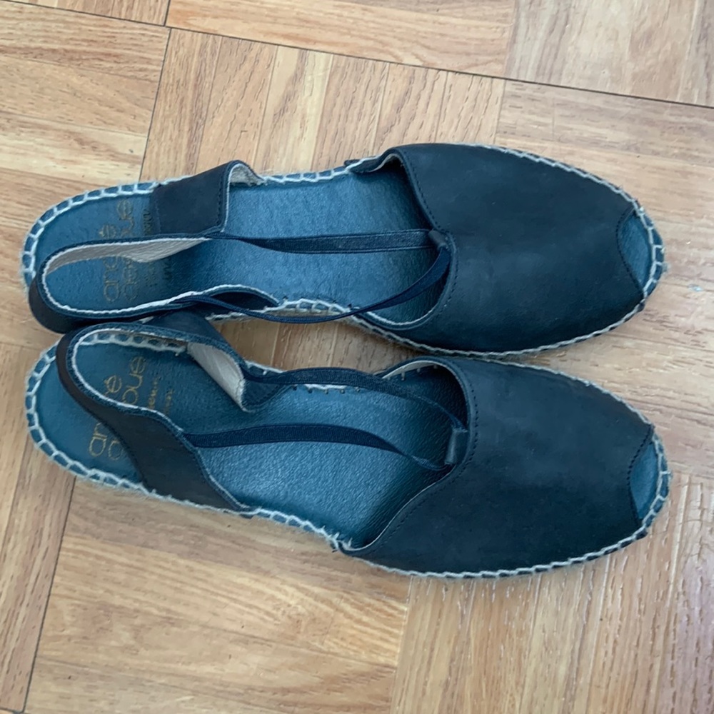 Andre Assous Dainty Peep Toe Espadrille Wedge Sandals in Cuero blue Size 38